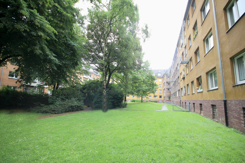 Köln! Sonnenhelles, renoviertes Dachstudio-Apartment mit Einbauküche in zentraler, beliebter Wohnlage! (LK 5044) - Photo 4