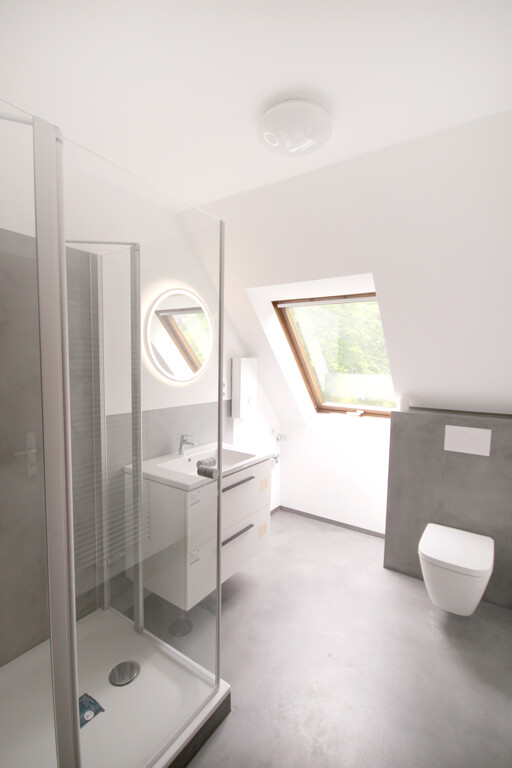 Köln! Sonnenhelles, renoviertes Dachstudio-Apartment mit Einbauküche in zentraler, beliebter Wohnlage! (LK 5044) - Photo 3