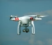 Drohne fliegt vor blauem Himmel