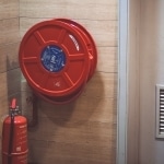 Ist das dauerhafte Aufhalten von Brandschutztüren strafbar?