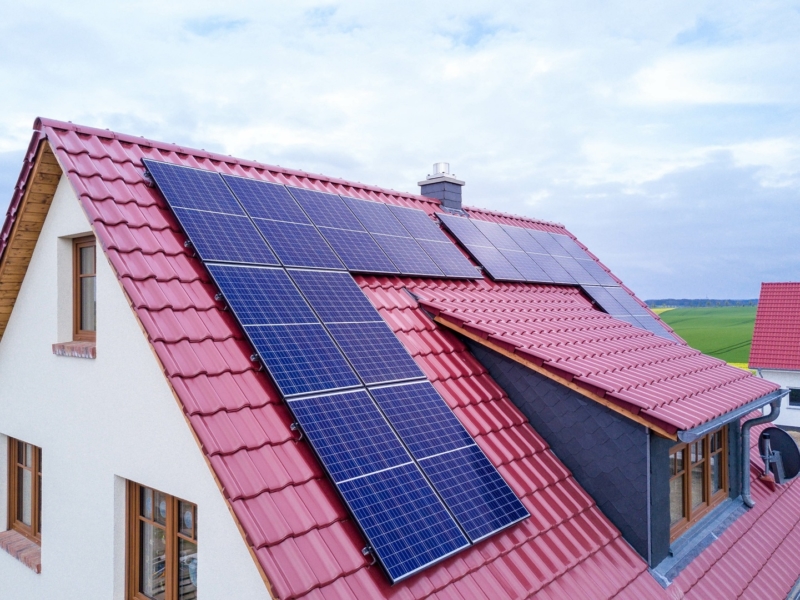 Dach eines Einfamilienhause mit Photovoltaikanlage