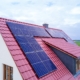 Dach eines Einfamilienhause mit Photovoltaikanlage