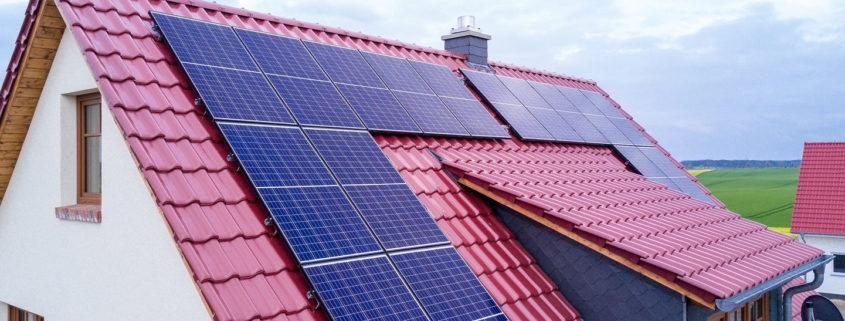 Dach eines Einfamilienhause mit Photovoltaikanlage